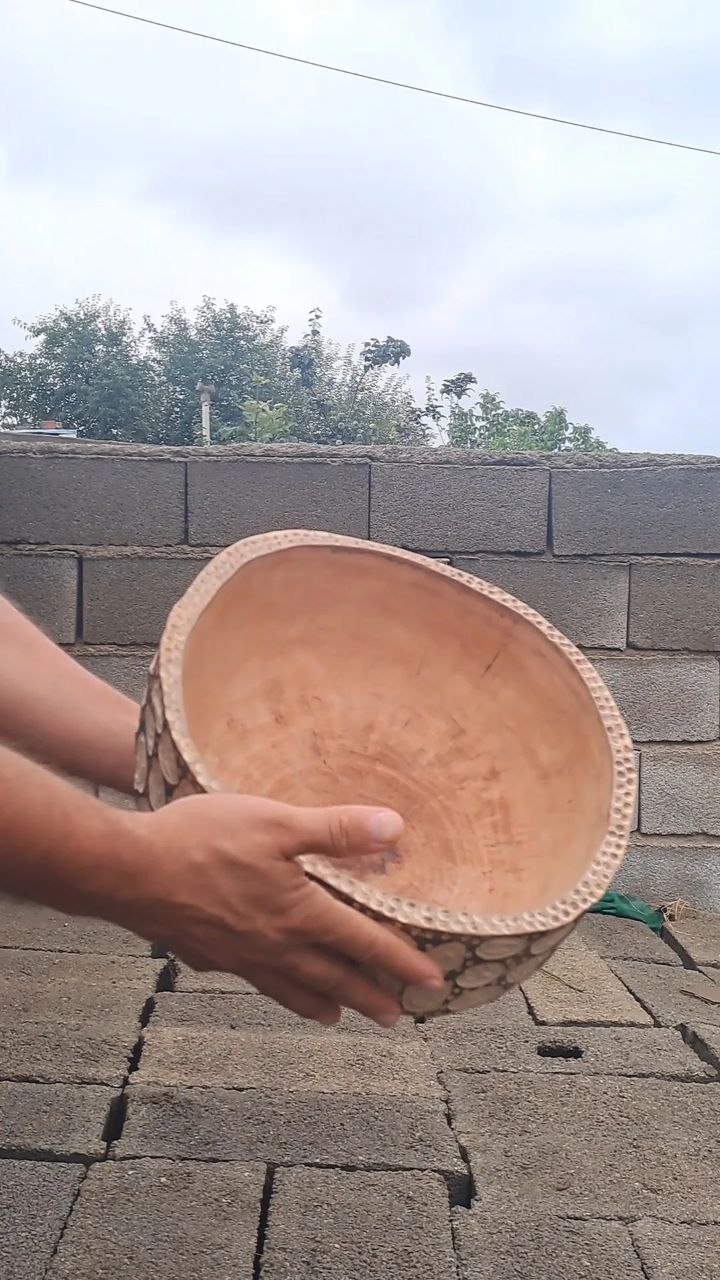کاسه چوبی عمیق با لبه‌ی حکاکی‌شده
