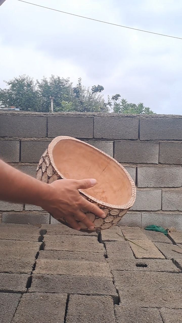 کاسه چوبی با حکاکی سنتی دور بدنه